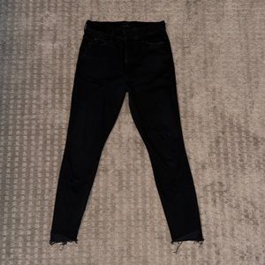 Black skinned raw hem jeans